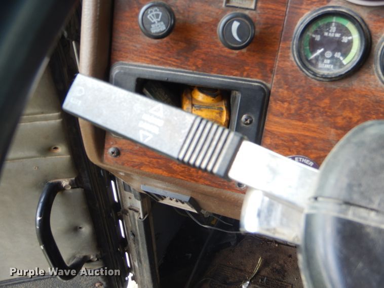 image for item EY9274 1999 Peterbilt 330 truck cab and chassis