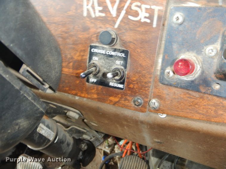 image for item EY9274 1999 Peterbilt 330 truck cab and chassis