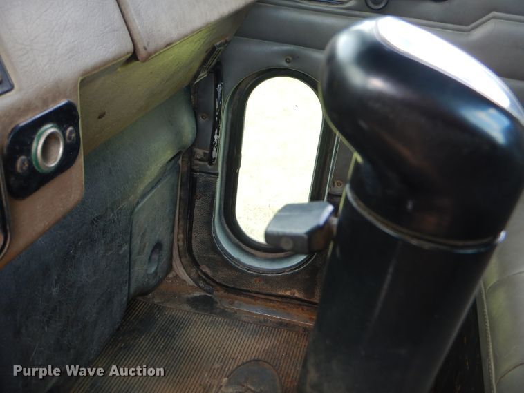 image for item EY9274 1999 Peterbilt 330 truck cab and chassis