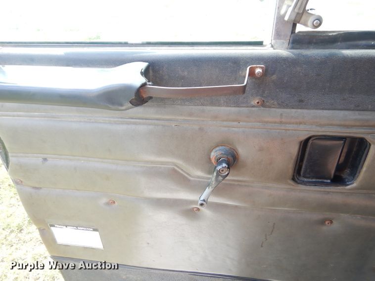 image for item EY9274 1999 Peterbilt 330 truck cab and chassis