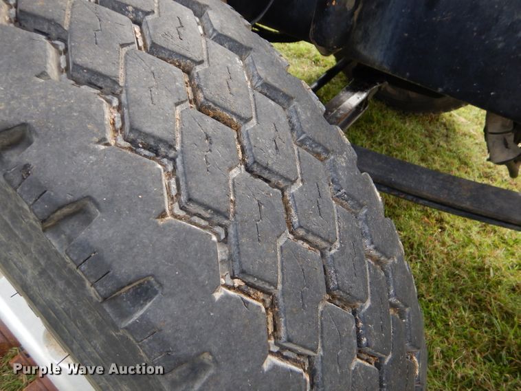 image for item EY9274 1999 Peterbilt 330 truck cab and chassis