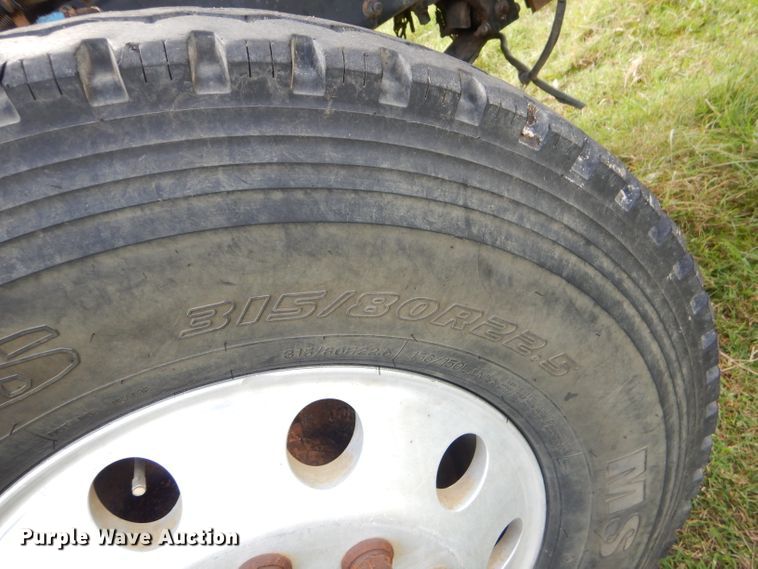 image for item EY9274 1999 Peterbilt 330 truck cab and chassis