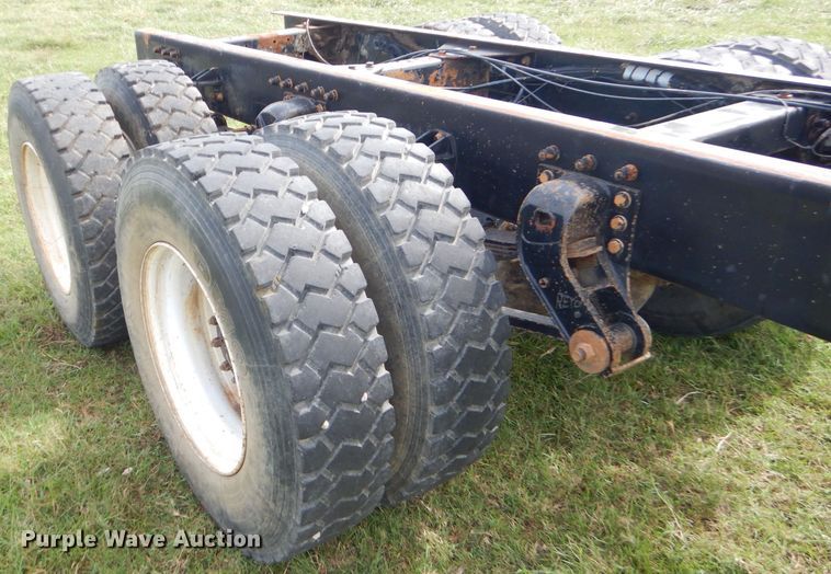 image for item EY9274 1999 Peterbilt 330 truck cab and chassis