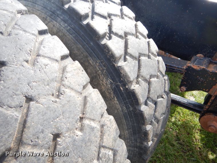 image for item EY9274 1999 Peterbilt 330 truck cab and chassis