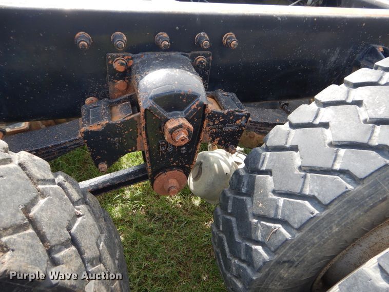 image for item EY9274 1999 Peterbilt 330 truck cab and chassis