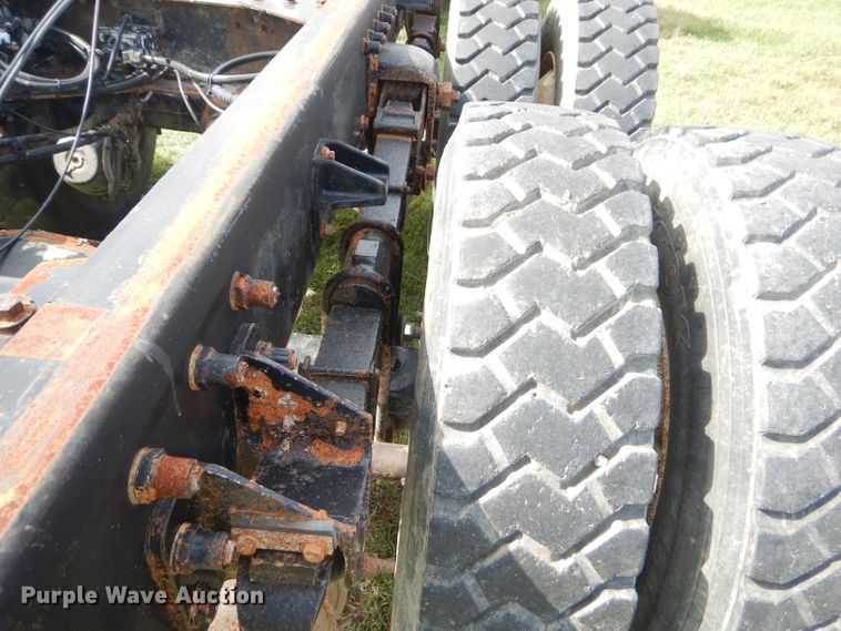 image for item EY9274 1999 Peterbilt 330 truck cab and chassis