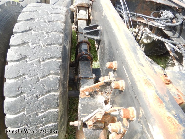 image for item EY9274 1999 Peterbilt 330 truck cab and chassis