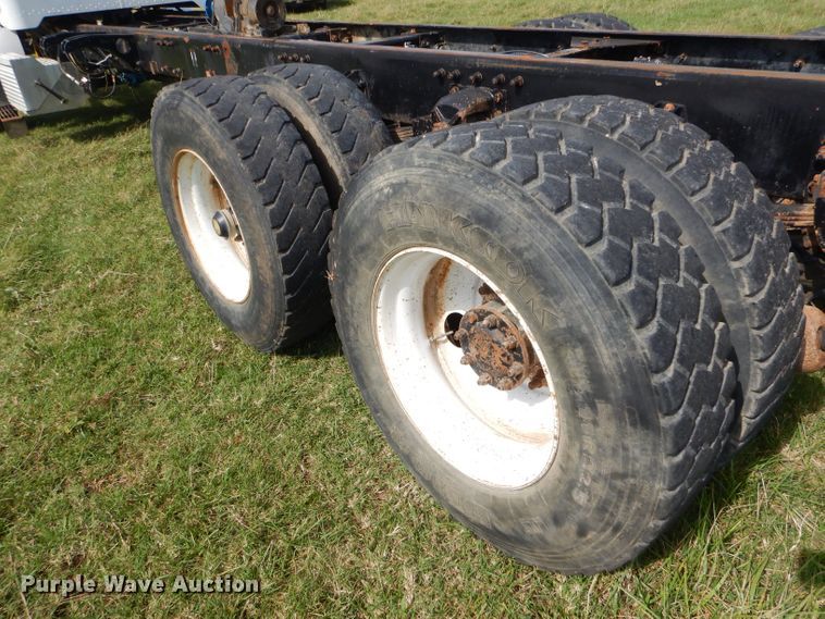 image for item EY9274 1999 Peterbilt 330 truck cab and chassis