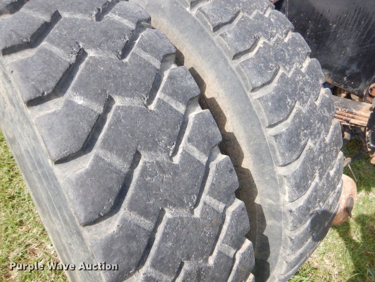 image for item EY9274 1999 Peterbilt 330 truck cab and chassis