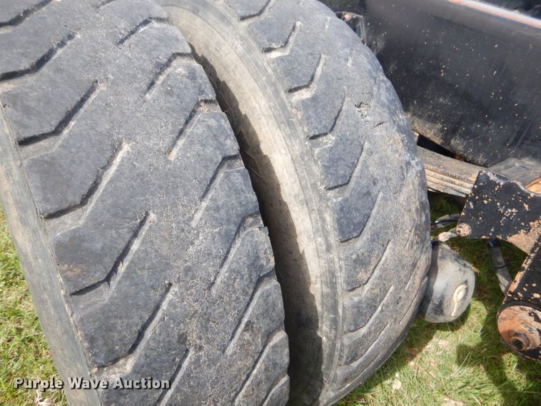 image for item EY9274 1999 Peterbilt 330 truck cab and chassis