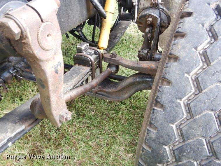 image for item EY9274 1999 Peterbilt 330 truck cab and chassis