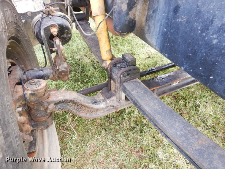 image for item EY9274 1999 Peterbilt 330 truck cab and chassis