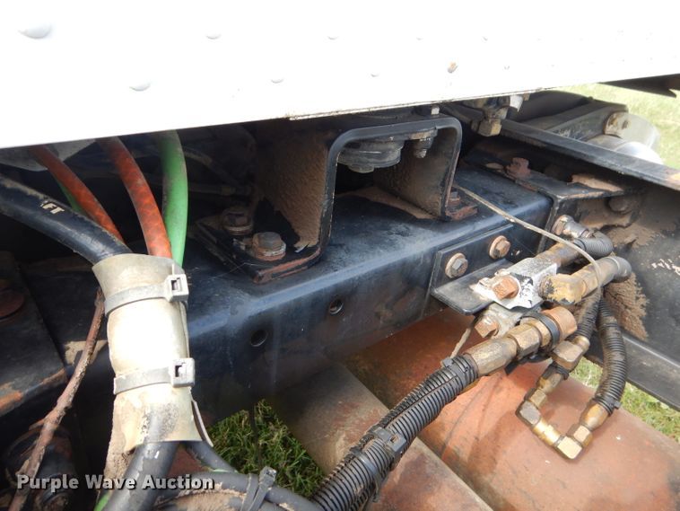 image for item EY9274 1999 Peterbilt 330 truck cab and chassis