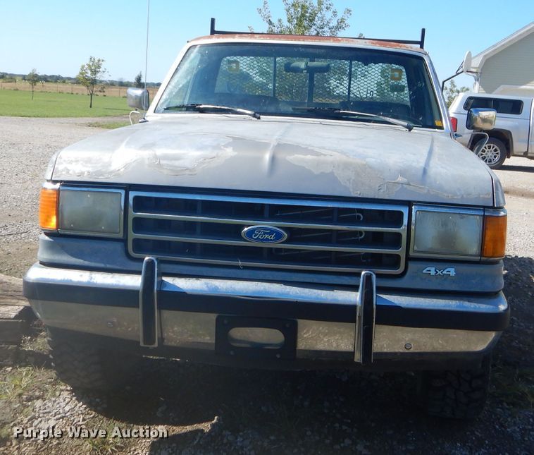 image for item EY9284 1991 Ford F150 XLT Lariat flatbed pickup truck