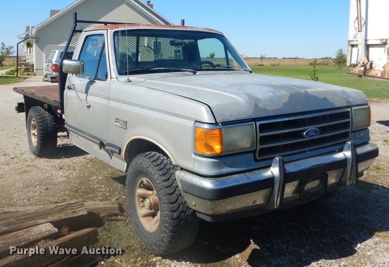 image for item EY9284 1991 Ford F150 XLT Lariat flatbed pickup truck