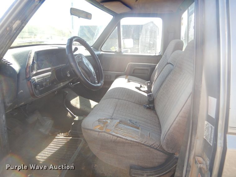 image for item EY9284 1991 Ford F150 XLT Lariat flatbed pickup truck