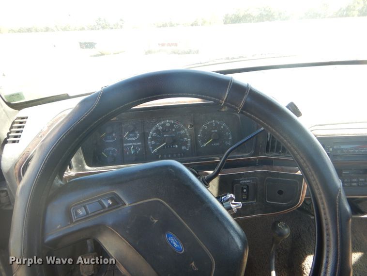 image for item EY9284 1991 Ford F150 XLT Lariat flatbed pickup truck