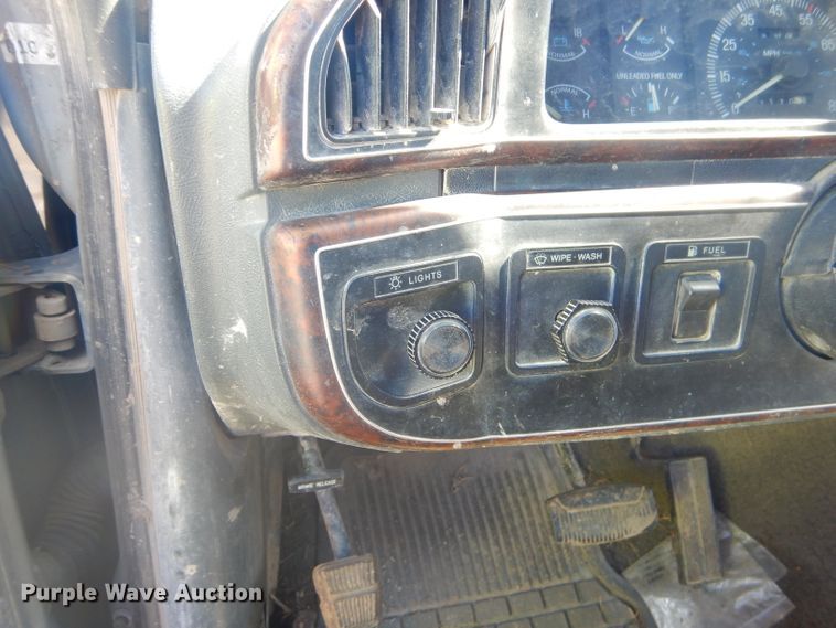 image for item EY9284 1991 Ford F150 XLT Lariat flatbed pickup truck