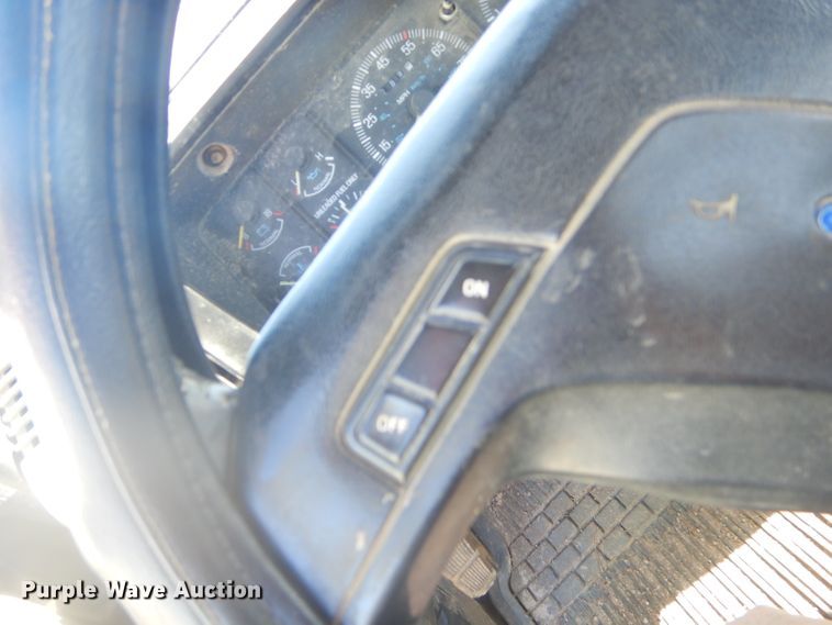 image for item EY9284 1991 Ford F150 XLT Lariat flatbed pickup truck