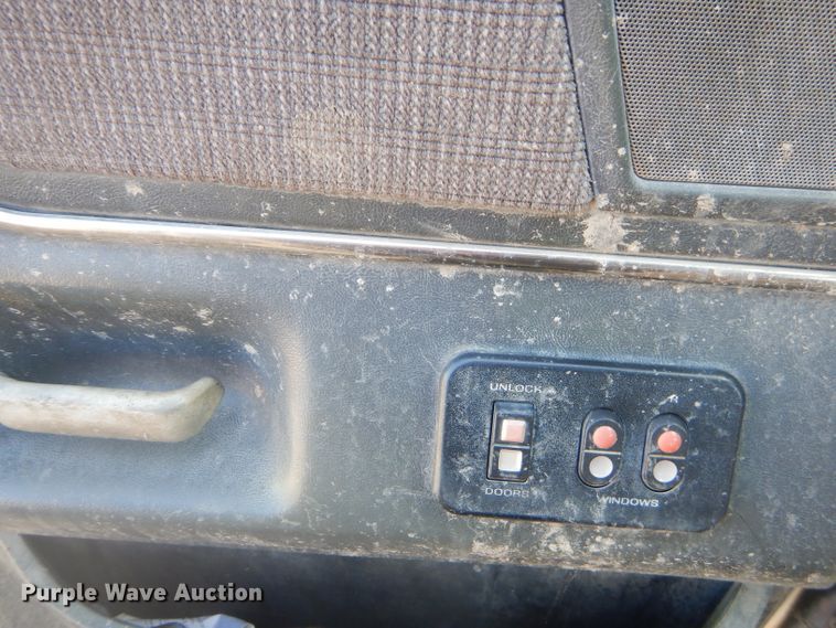 image for item EY9284 1991 Ford F150 XLT Lariat flatbed pickup truck