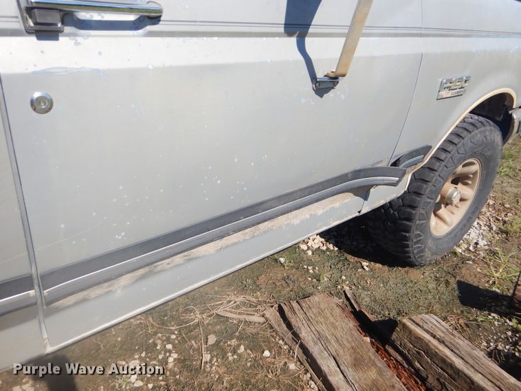 image for item EY9284 1991 Ford F150 XLT Lariat flatbed pickup truck