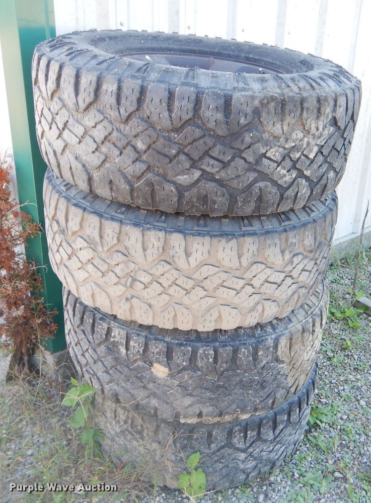 image for item EY9291 (4) 315/70R17 tires and wheels