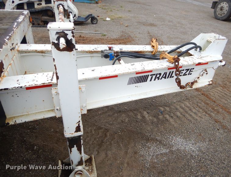 image for item EY9332 2007 Trail-Eze equipment trailer