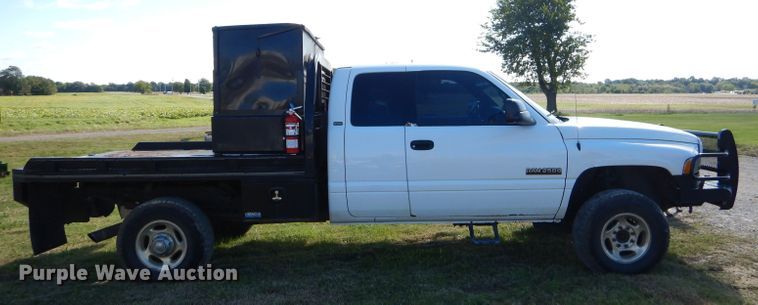 image for item EY9352 2001 Dodge Ram 2500 Quad Cab bale bed pickup truck