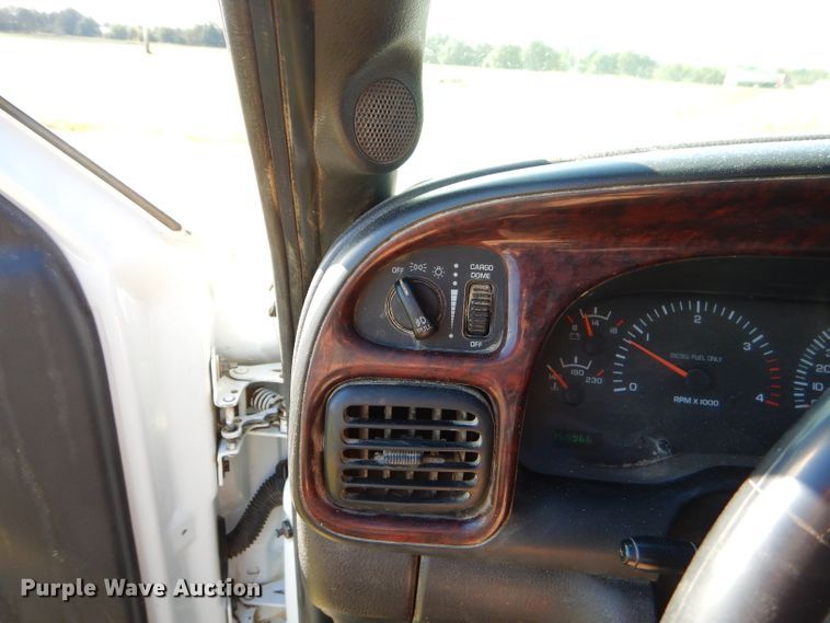 image for item EY9352 2001 Dodge Ram 2500 Quad Cab bale bed pickup truck