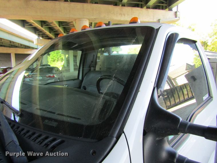 image for item FD9293 2001 Ford F450 Super Duty utility bed truck with crane