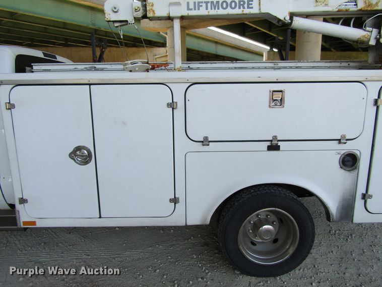 image for item FD9293 2001 Ford F450 Super Duty utility bed truck with crane