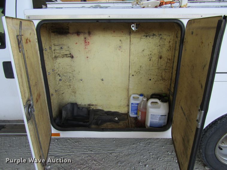 image for item FD9293 2001 Ford F450 Super Duty utility bed truck with crane