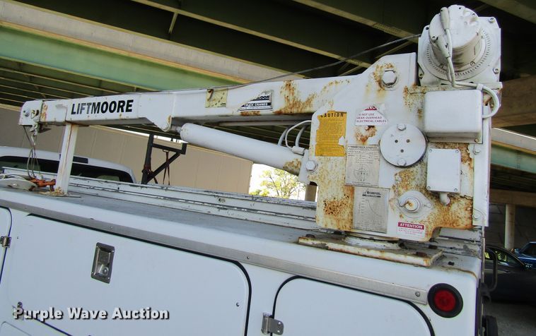 image for item FD9293 2001 Ford F450 Super Duty utility bed truck with crane