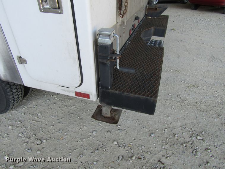 image for item FD9293 2001 Ford F450 Super Duty utility bed truck with crane