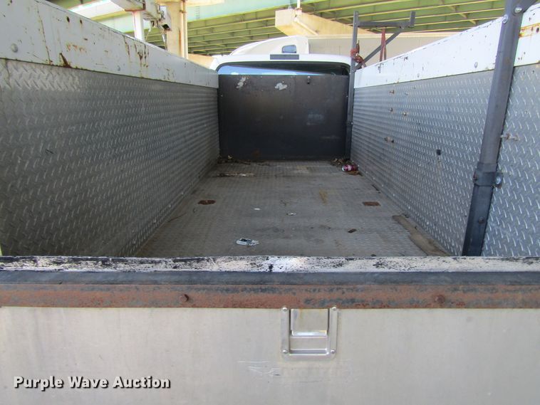 image for item FD9293 2001 Ford F450 Super Duty utility bed truck with crane