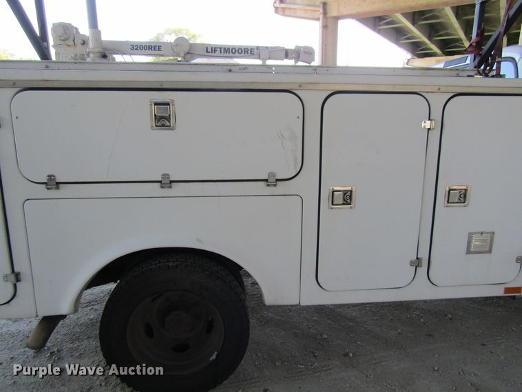 image for item FD9293 2001 Ford F450 Super Duty utility bed truck with crane