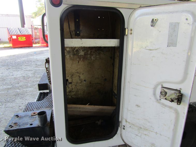 image for item FD9293 2001 Ford F450 Super Duty utility bed truck with crane