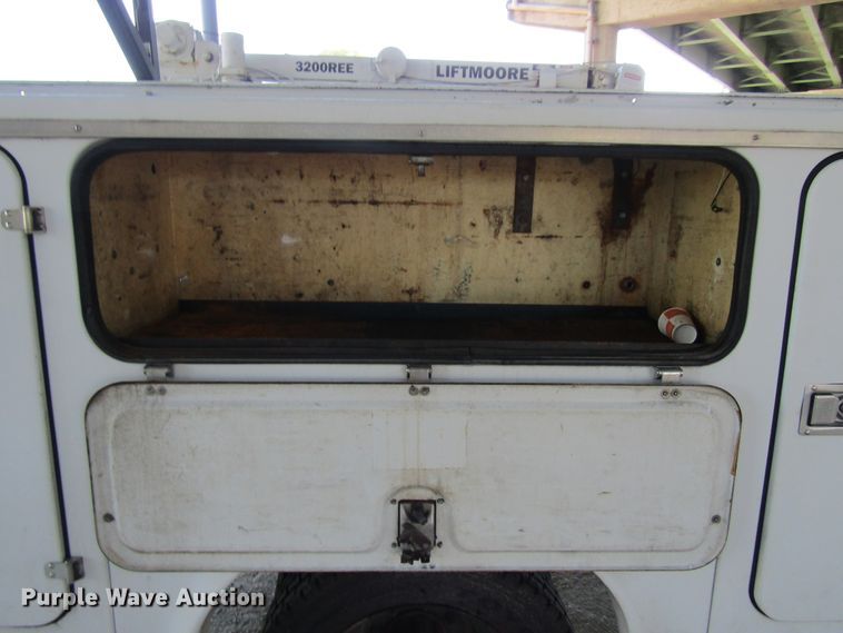 image for item FD9293 2001 Ford F450 Super Duty utility bed truck with crane