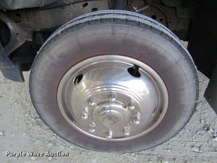 image for item FD9293 2001 Ford F450 Super Duty utility bed truck with crane