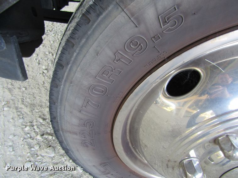 image for item FD9293 2001 Ford F450 Super Duty utility bed truck with crane