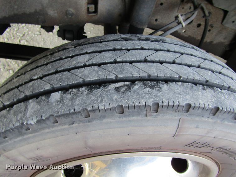 image for item FD9293 2001 Ford F450 Super Duty utility bed truck with crane