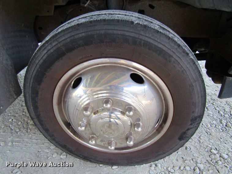 image for item FD9293 2001 Ford F450 Super Duty utility bed truck with crane