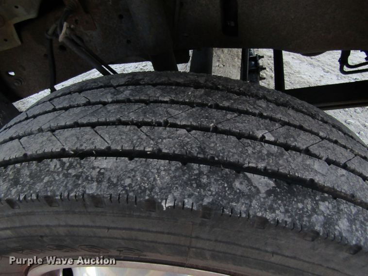 image for item FD9293 2001 Ford F450 Super Duty utility bed truck with crane