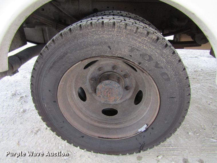 image for item FD9293 2001 Ford F450 Super Duty utility bed truck with crane