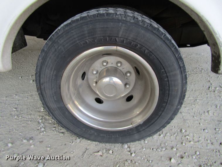 image for item FD9293 2001 Ford F450 Super Duty utility bed truck with crane