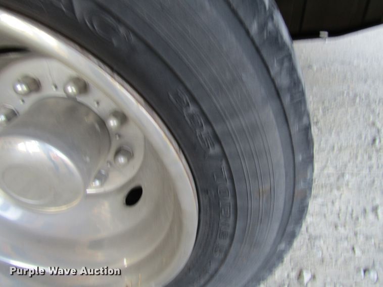 image for item FD9293 2001 Ford F450 Super Duty utility bed truck with crane