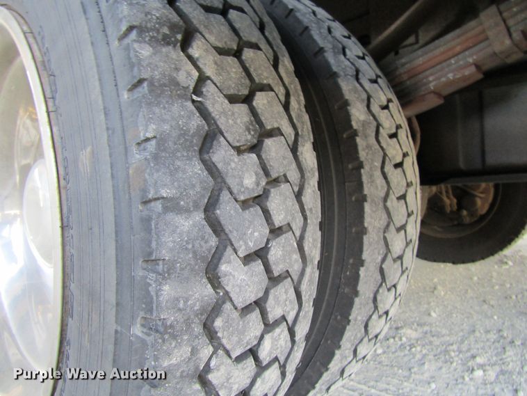 image for item FD9293 2001 Ford F450 Super Duty utility bed truck with crane