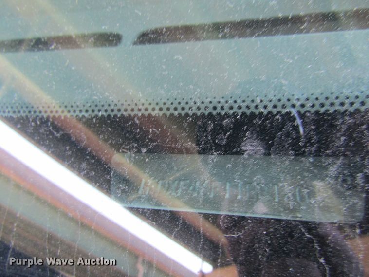 image for item FD9293 2001 Ford F450 Super Duty utility bed truck with crane