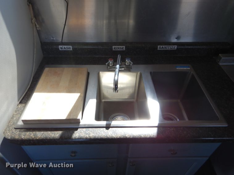 image for item FJ9803 1999 US Cargo PC826TA3 concession trailer