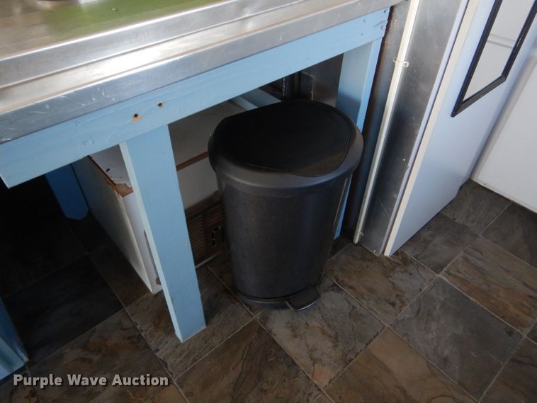 image for item FJ9803 1999 US Cargo PC826TA3 concession trailer